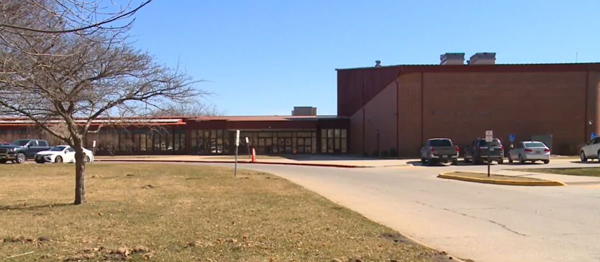 <i>KCCI via CNN Newsource</i><br/>The Fort Dodge Community School District is giving back to its employees. Some 500-plus employees will soon receive a one-time bonus from the District.