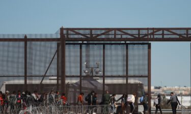 Groups of migrants of different nationalities arrive at the Rio Grande