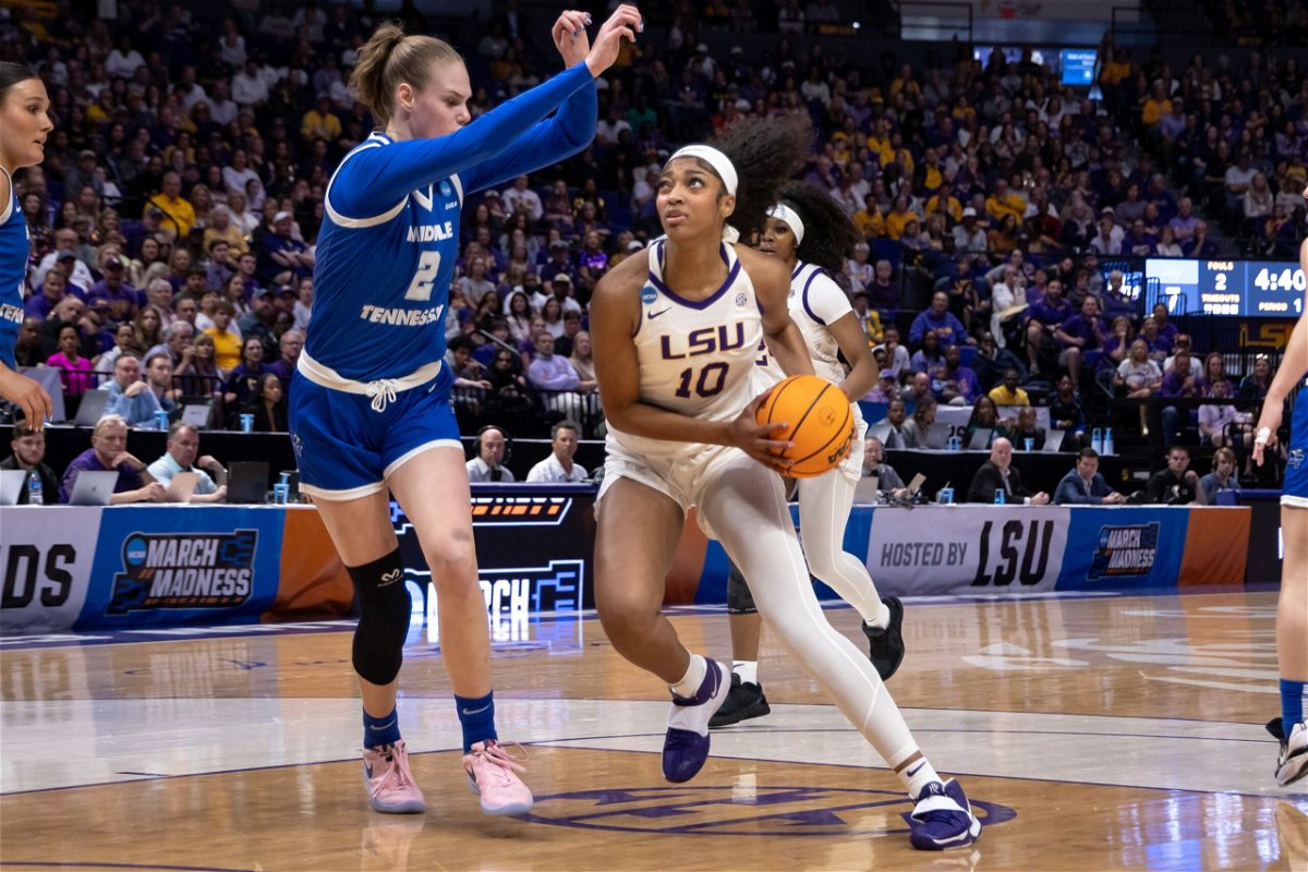 <i>Stephen Lew/USA TODAY Sports/Reuters via CNN Newsource</i><br/>LSU head coach Kim Mulkey gives direction against the Middle Tennessee Blue Raiders.