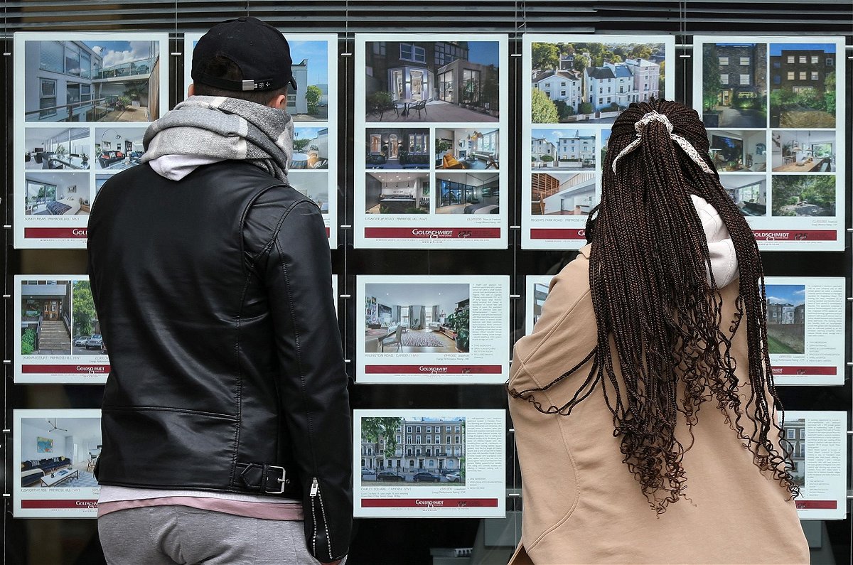 <i>Isabel Infantes/AFP/Getty Images via CNN Newsource</i><br/>Residential properties for sale displayed in the window of an estate agent in London in September 2022.