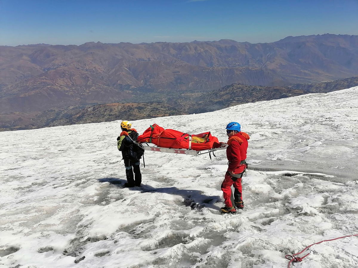 <i>Peruvian National Police/AP via CNN Newsource</i><br/>Police carry a body identified as US mountain climber Bill Stampfl