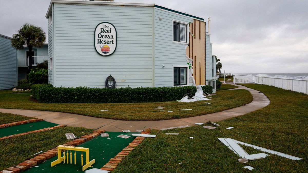 <i>Eva Marie Uzcategui/AFP/Getty Images via CNN Newsource</i><br/>Siding hangs from building in November 2022 at The Reef Ocean Resort in Vero Beach