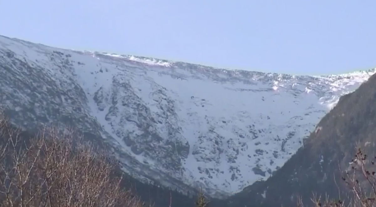 <i>WMUR via CNN Newsource</i><br/>A snowboarder narrowly escaped an avalanche on Mount Washington's Tuckerman Ravine last week