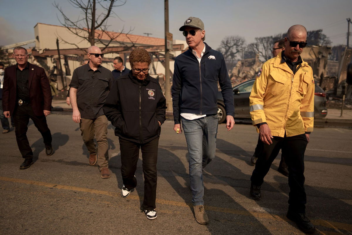 <i>Eric Thayer/Getty Images via CNN Newsource</i><br/>California Gov. Gavin Newsom and Los Angeles Mayor Karen Bass tour the downtown business district of Pacific Palisades as the Palisades Fire continues to burn on January 8