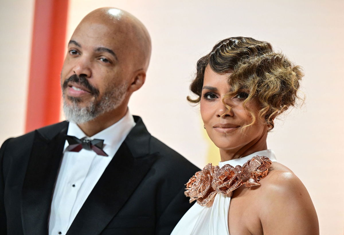 <i>Frederic J. Brown/AFP via Getty Images via CNN Newsource</i><br/>Halle Berry and singer Van Hunt in 2023.
